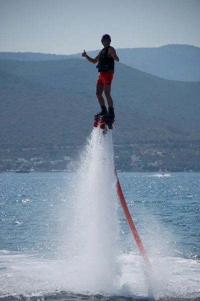 Flyboarder acima da água com polegares para cima — Fotografia de Stock