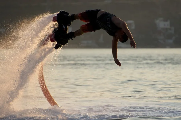 高ダイビング中に空中で水平方向の Flyboarder — ストック写真