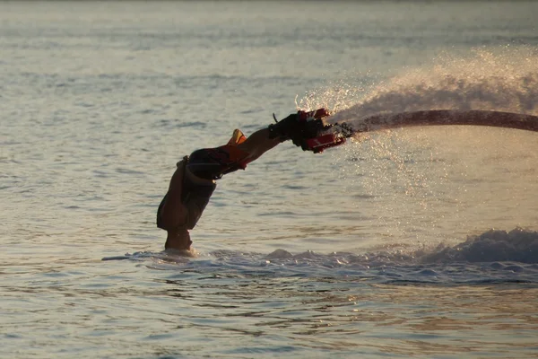 Flyboarder em mergulho com a cabeça tocando água — Fotografia de Stock