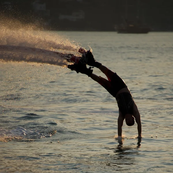 Flyboarder solo tocando el agua durante el atardecer —  Fotos de Stock