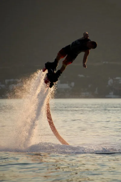 Flyboarder se inclina para sumergirse en el mar —  Fotos de Stock