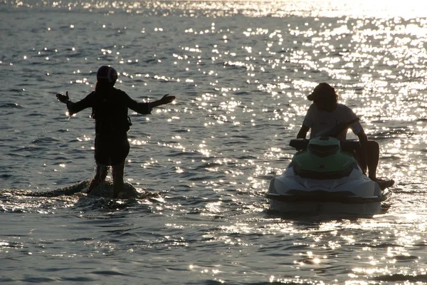 Flyboarder che sale dall'acqua accanto a Jet Ski — Foto Stock