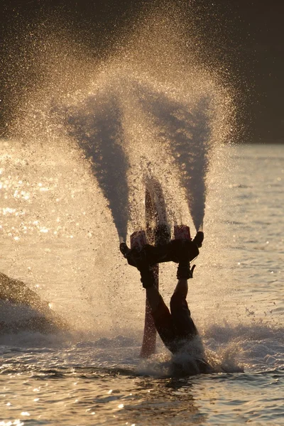 Flyboarder mostrando pernas como ele mergulha em — Fotografia de Stock
