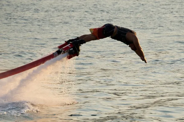 Flyboarder s rukama nad hlavou potápění nízké — Stock fotografie