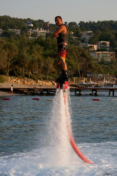 Flyboarder con los brazos cruzados en luz dorada —  Fotos de Stock