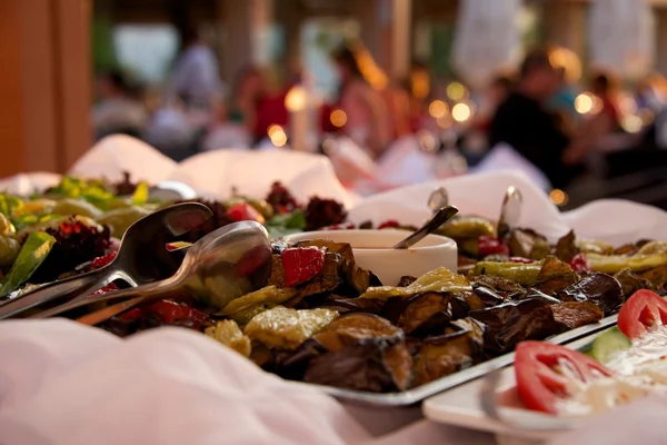 Verduras a la parrilla en restaurante buffet con comensales — Foto de Stock