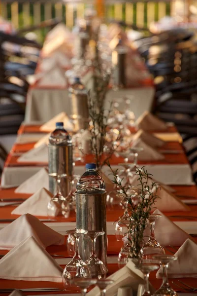 Mesa de restaurante con cristalería y cubiertos —  Fotos de Stock