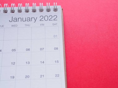 Kırmızı kağıt arka planda Ocak 2022 takvimi. Boşluğu kopyala, kapat