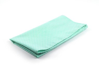 Yeşil kumaş ya da beyaz arka planda izole edilmiş peçete üzerindeki küçük beyaz noktalar. Mutfak gereçleri ve sofra takımları