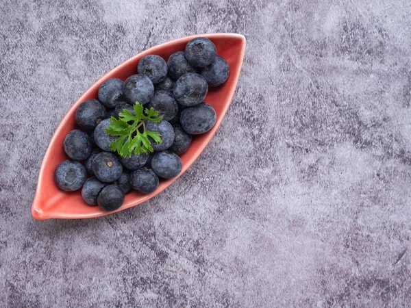 Top View Fresh Blueberries Leaves Shaped Red Plate Dark Grey — Stock Photo, Image