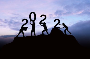 Yeni yıl 2022, siluet, takım çalışması ve takım konseptiyle çalışan insanlarla.