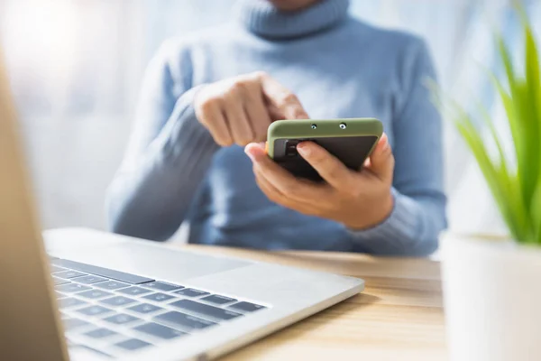 Cerca Mano Mujer Presionando Teléfono Tecnología Nuevo Concepto Vida Normal — Foto de Stock