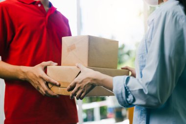 Paket teslimatçısı evdeki müşteri hizmetlerine Corona virüsü ya da covid 19 virüsü taşıdığı için paket gönderiyor.