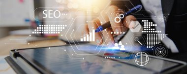 Hukuk ve iş adamı danışmanı, işadamı denetimi, planlama Ofisteki tablet, SEO veya Arama motoru optimizasyonu ve Dijital Pazarlama 'daki yatırım ve pazarlamayı başarı için analiz eder 