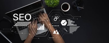 Hukuk ve iş adamı danışmanı, iş adamı denetimi, planlama ofisteki dizüstü bilgisayardaki yatırım ve pazarlamayı, SEO veya Arama motoru optimizasyonunu ve Dijital Pazarlama başarısını analiz eder 