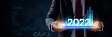 İnternet teknolojisi ağının finans dünyası ile tablet tutan işadamlarının 2022 'deki online bağlantı eğilimleri.