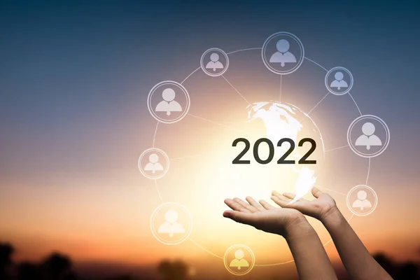 2022年のオンライン接続方法回避ビジネスの傾向 インターネット技術ネットワークの手の世界を保持 — ストック写真