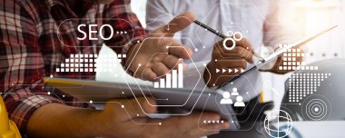 Mimarlıktan oluşan takım çalışması dizüstü bilgisayar, tasarımcı ve yaratıcı düşünme takımı kavramını araştırıyor. 