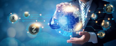 Dijital bitcoin ve kripto para birimi ağı, Blockchain ve NFT teknoloji ticareti ve karşılıklı finansal yenilik fütüristik, iş adamı modern kripto para birimi metaevren finansmanını elinde tutuyor 
