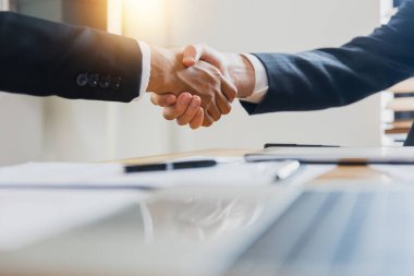 Başarılı müzakere ve tokalaşma konsepti, iki işadamı ortaklık ve takım çalışması için ortakla tokalaşıyor, iş anlaşması.