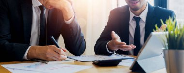 Hedef, hukuk ve iş adamı danışmanı, konuşan, planlayan iki iş adamı, ofis tabletindeki yatırım ve pazarlamayı başarıya bağlayan kurumsal diyalog ve tartışmalar.