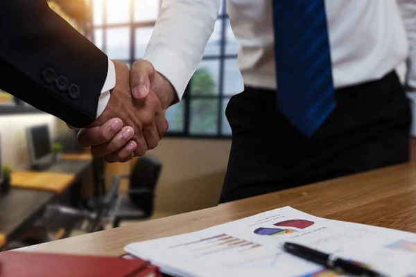 Negociação Bem Sucedida Conceito Aperto Mão Dois Homens Negócios Apertar — Fotografia de Stock