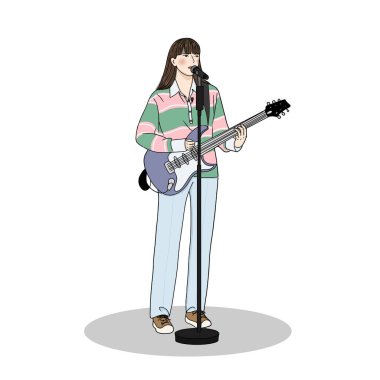 Şarkıcı mikrofonda şarkı söyler ve gitar çalar 