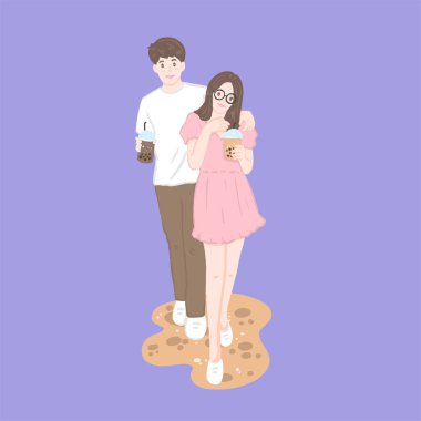 Aşk çifti yürüyor ve meyve suyu içiyor. 