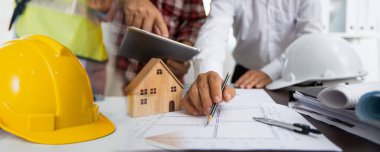 planlama ve takım çalışması konsepti, mühendis ve mimar grubu çalışma ve planlama ve tasarım için tablet kullanın 