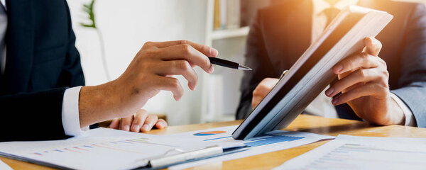 Командная работа сотрудничество и мозговой штурм концепции, юридический и деловой советник, два бизнесмена разговаривают, планируют анализировать инвестиции и маркетинг на планшете в офисе.