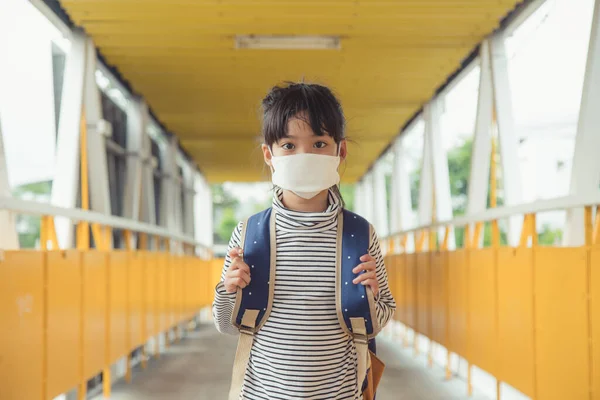 Niño Edad Escolar Que Lleva Una Máscara Facial Durante Coronavirus —  Fotos de Stock
