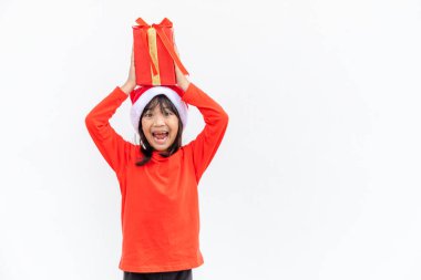 Noel Baba kırmızı şapkalı mutlu Asyalı çocuk Noel hediyeleri taşıyor. Noel zamanı. Beyaz arka planda.