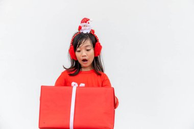 Noel Baba kırmızı şapkalı mutlu Asyalı çocuk Noel hediyeleri taşıyor. Noel zamanı. Beyaz arka planda.