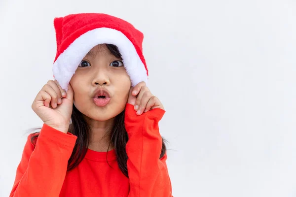 Ασιατικό Κοριτσάκι Κόκκινο Καπέλο Σάντα Λευκό Φόντο — Φωτογραφία Αρχείου
