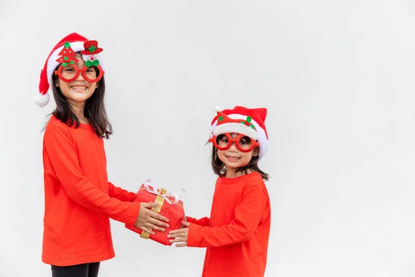 Дівчата Азії Червоному Капелюсі Подарунковими Коробками Білому Фоні — стокове фото