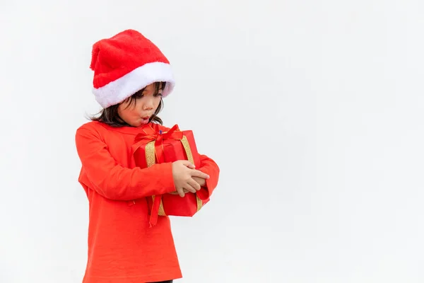 Ευτυχισμένο Ασιατικό Παιδί Σάντα Κόκκινο Καπέλο Κρατώντας Χριστουγεννιάτικα Δώρα Χριστούγεννα — Φωτογραφία Αρχείου