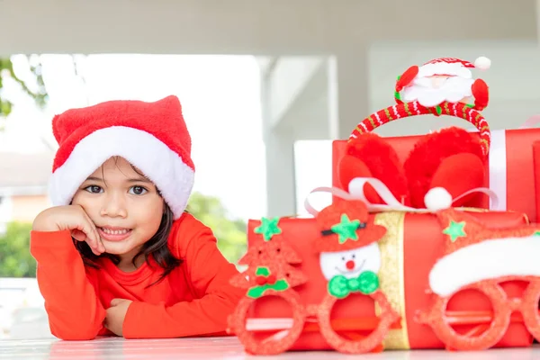 Різдво Свята Концепція Дитинства Усміхнена Дівчина Подарунковою Коробкою Вдома — стокове фото