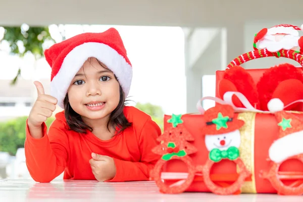 Noël Vacances Concept Enfance Fille Souriante Avec Boîte Cadeau Maison — Photo