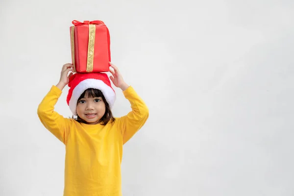 Щаслива Азіатська Дівчинка Різдвяним Подарунком Руках Білому Фоні — стокове фото
