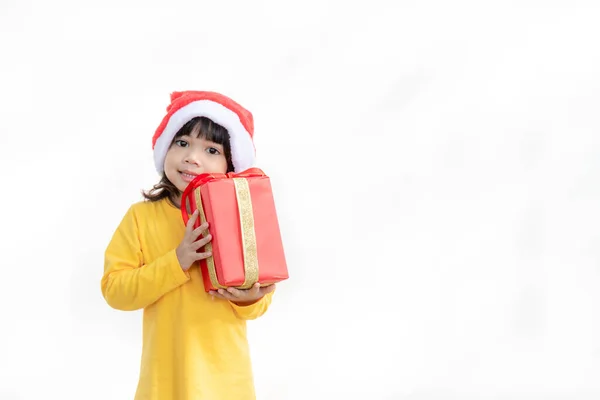 Ευτυχισμένο Αξιολάτρευτο Κορίτσι Ασιατικό Παιδί Χριστουγεννιάτικο Δώρο Στα Χέρια Λευκό — Φωτογραφία Αρχείου