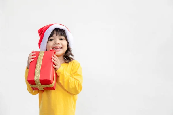 Щаслива Азіатська Дівчинка Різдвяним Подарунком Руках Білому Фоні — стокове фото