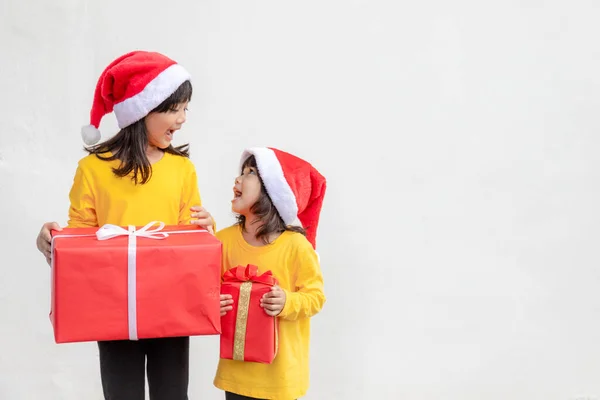 Feliz Natal Feliz Natal Crianças Alegres Celebram Natal Irmãos Estão — Fotografia de Stock