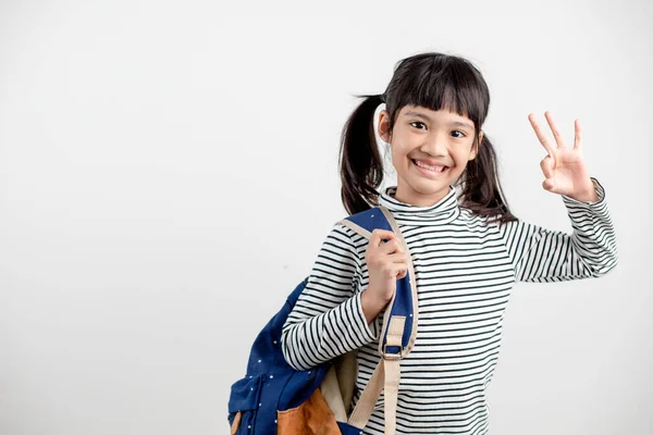 身穿校服 头戴白底书包的亚洲儿童画像 — 图库照片