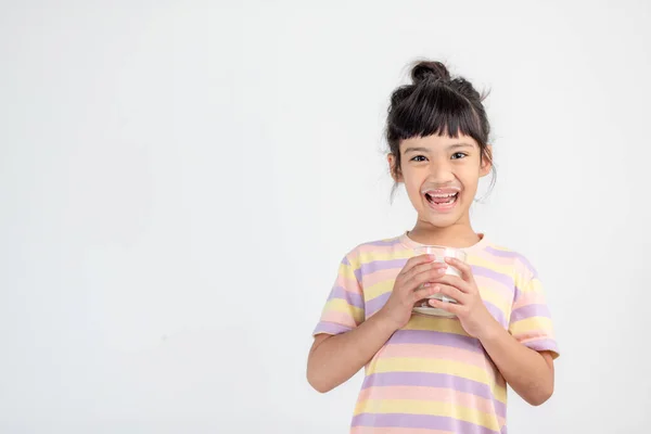 Hymyilevä Aasialainen Tyttö Lasillinen Maitoa — kuvapankkivalokuva
