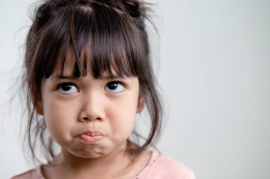 Sinirli küçük kız beyaz arka plan, işaret ve jest konsepti