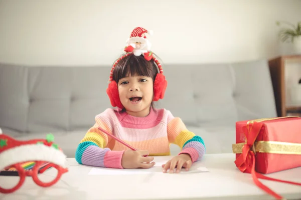 Παιδί Χριστούγεννα Γράψτε Γράμμα Στον Άγιο Βασίλη Παιδί Στο Καπέλο — Φωτογραφία Αρχείου