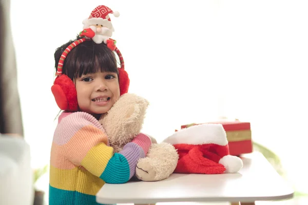 Καλές Γιορτές Χαριτωμένο Μικρό Παιδί Που Ανοίγει Δώρο Κορίτσι Απόλαυσε — Φωτογραφία Αρχείου