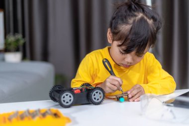 Asyalı öğrenciler evlerinde robot arabaları ve elektronik tahta kablolarını STEM, STEAM, matematik mühendisliği, bilim teknolojisi bilgisayar kodlarını çocuk konsepti için robotikte kodlayarak öğreniyorlar..