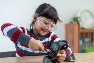 Asyalı öğrenciler evlerinde robot arabaları ve elektronik tahta kablolarını STEM, STEAM, matematik mühendisliği, bilim teknolojisi bilgisayar kodlarını çocuk konsepti için robotikte kodlayarak öğreniyorlar..