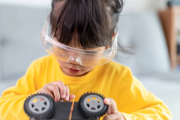 Erfinderisches Kind Baut Roboterautos Hause — Stockfoto